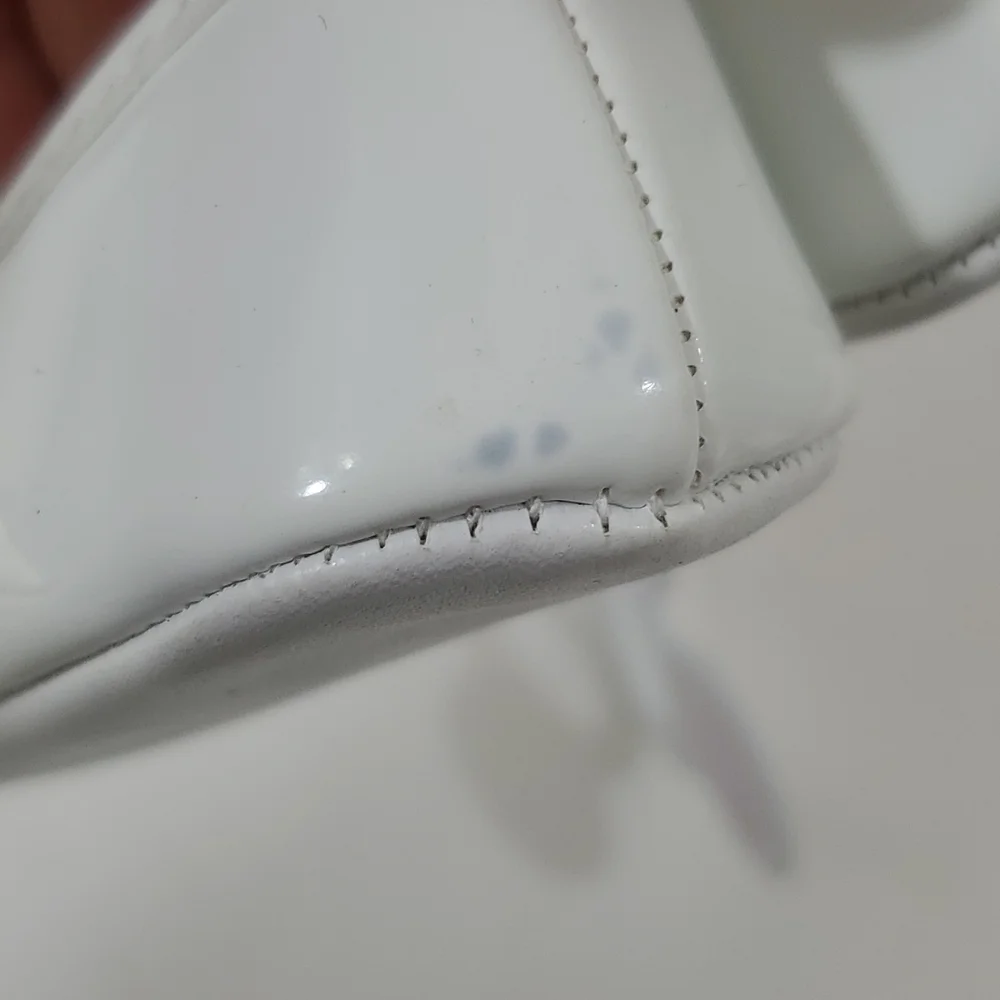 The Children's place white dress shoes with silver Glittery heart size 3-6 month